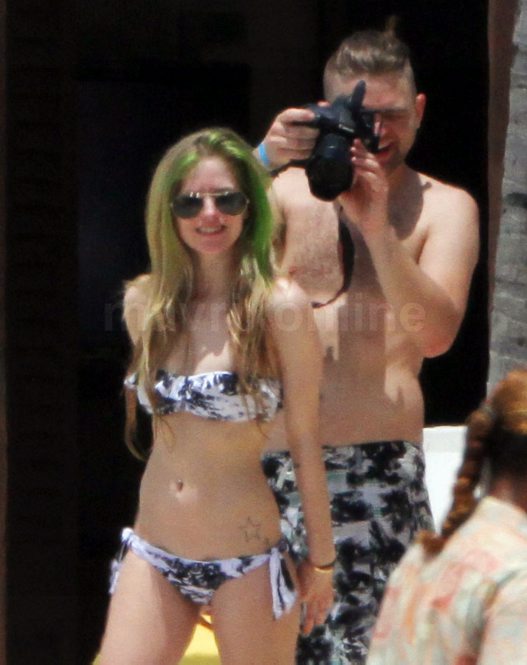 Avril_Lavigne_Bikini_Body_5_30_11_69.jpg