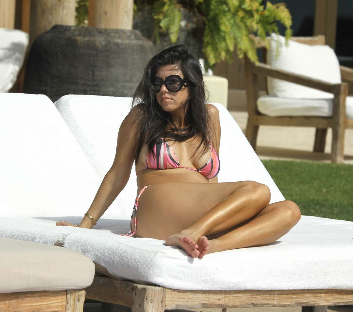 kourtney_kardashian_bikini_pregnant_05.jpg