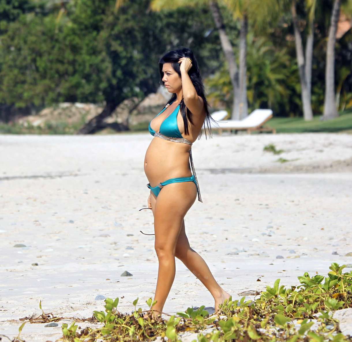 kourtney_kardashian_bikini_pregnant_07.jpg